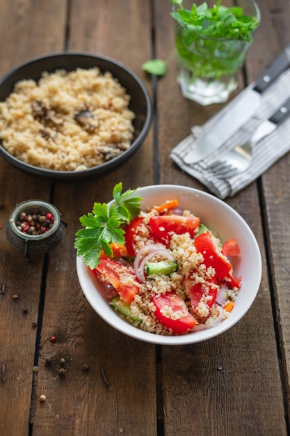 Salade de couscous tomate oignon concombre épices légumes apéritif portion fraîche régime céto ou paléo