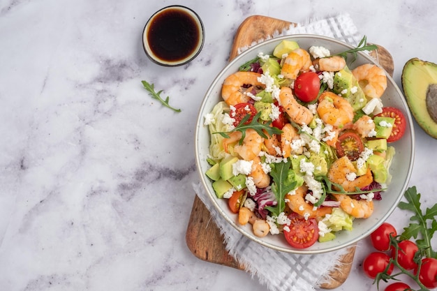 Salade de crevettes aux tomates cerises et avocat