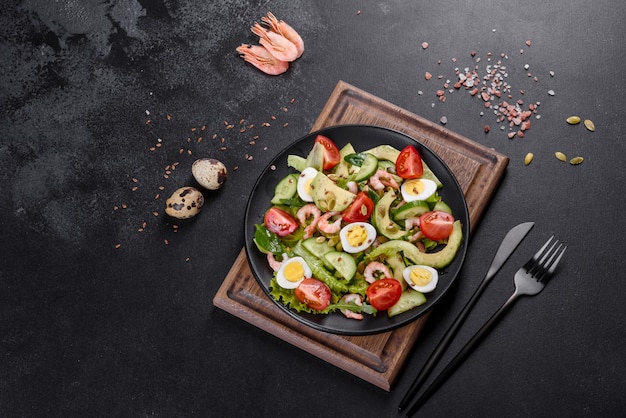 Salade de crevettes, avocat, concombre, graines de citrouille et graines de lin à l'huile d'olive. Plat d'aliments sains