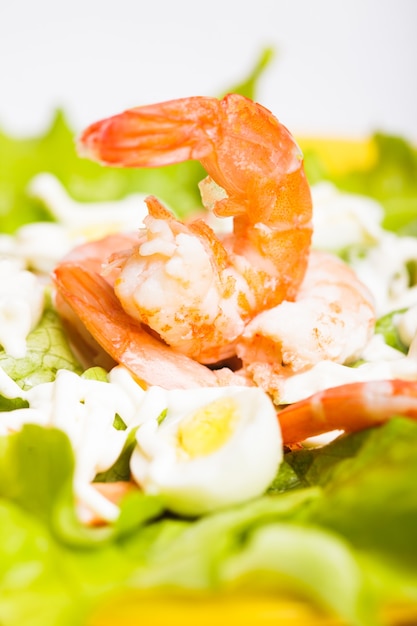 Salade de crevettes bouillies, oeufs de caille et sauce