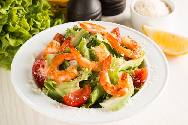 Photo salade de crevettes césar fraîche avec de délicieuses crevettes, ruccola, épinards, chou, roquette, oeuf, parmesan et tomate cerise concept alimentaire sain et diététique.