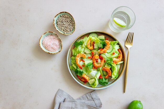 Salade de crevettes, concombres et avocat. Alimentation saine. La nourriture végétarienne.