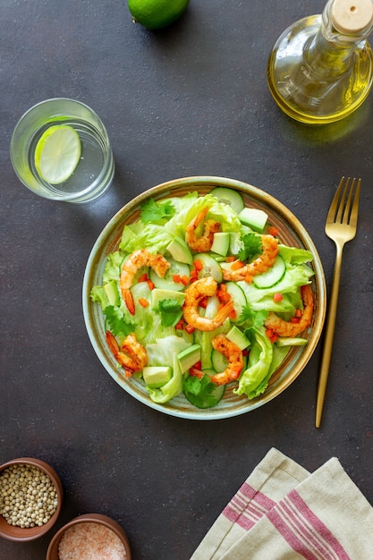 Salade de crevettes, concombres et avocat. Alimentation saine. La nourriture végétarienne.