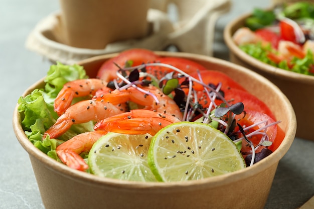 Salade de crevettes avec différents ingrédients, gros plan