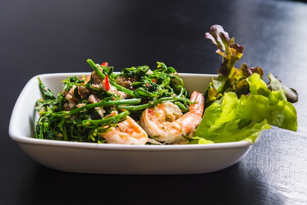 salade de crevettes épicées aux légumes