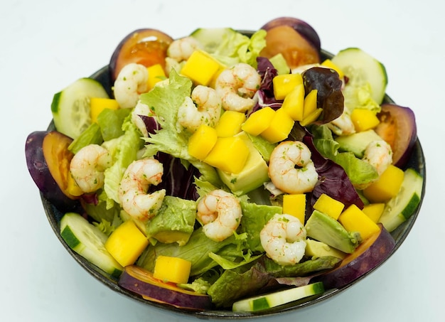 Salade de crevettes gourmandes et différentes pousses vertes.