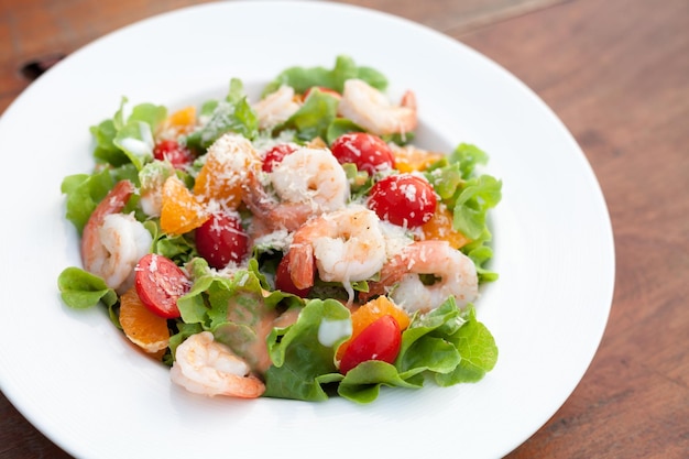 Salade de crevettes grillées sur table en bois