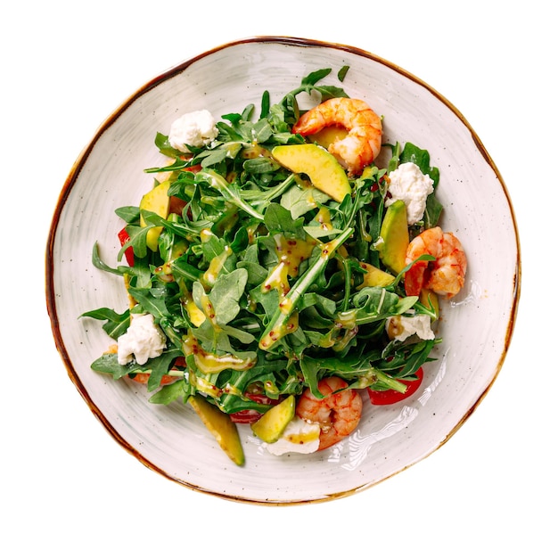 Salade de crevettes isolées à l'avocat et à la roquette