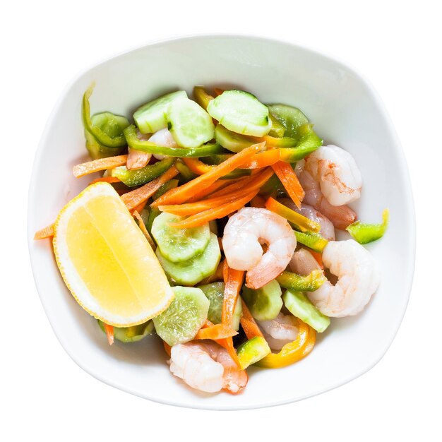 Salade de crevettes de légumes et crevettes dans un bol