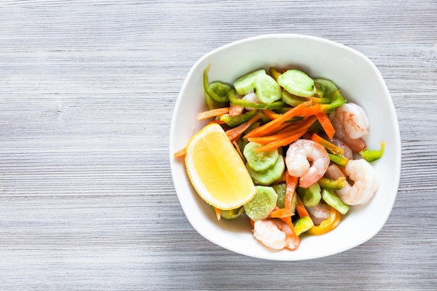 Salade de crevettes de légumes frais et crevettes