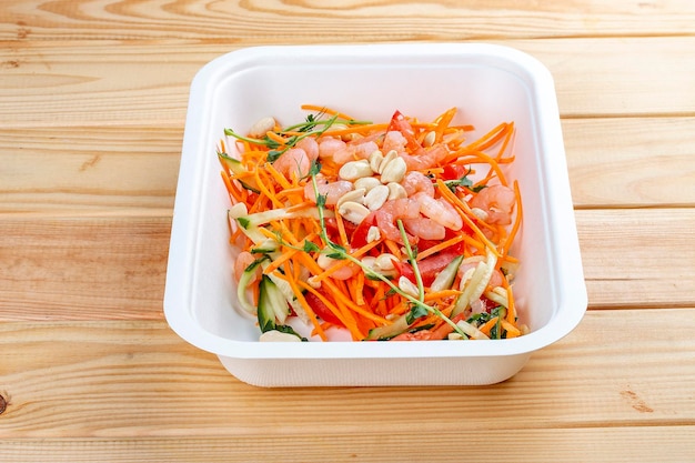 Salade avec crevettes et légumes hachés Régime alimentaire sain Nourriture à emporter Emballage écologique
