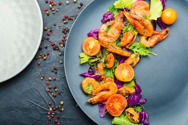 Salade de crevettes et légumes verts