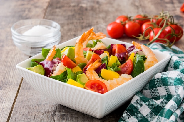 Salade de crevettes à la mangue et à l'avocat sur table en bois