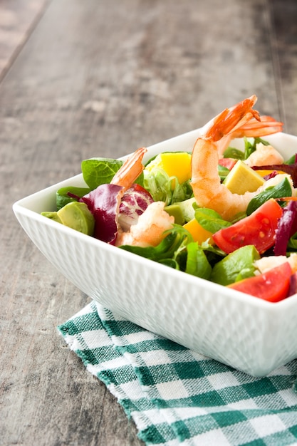 Salade de crevettes à la mangue et à l'avocat sur table en bois