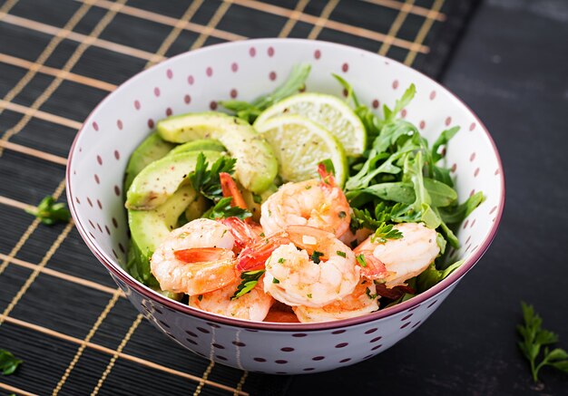 Salade de crevettes. Salade de crevettes, roquette, tranche d'avocat, gros plan. Notion saine.