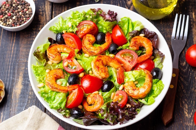 Salade avec des crevettes, des tomates, des olives et des noix Manger sainement