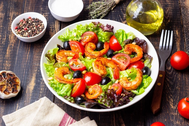 Salade avec des crevettes, des tomates, des olives et des noix Manger sainement