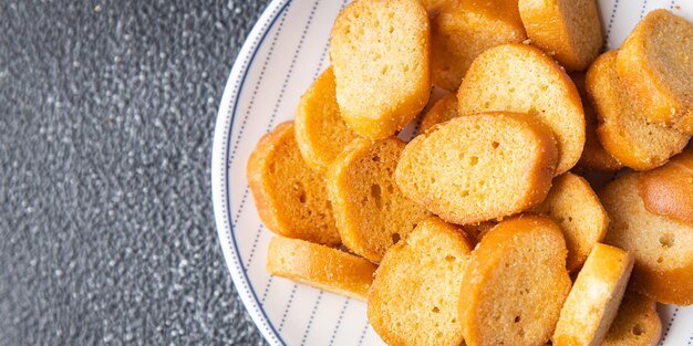 salade de croûtons pain séché repas nourriture collation sur la table copie espace arrière-plan alimentaire rustique vue de dessus