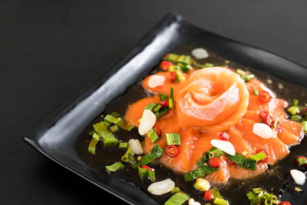 Salade crue épicée au saumon frais