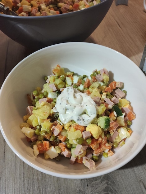 Une salade de cuisson sur la table dans la cuisine