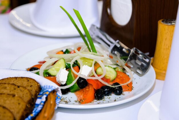 salade dans une assiette blanche sur la table