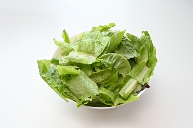 Salade dans un bol sur la table