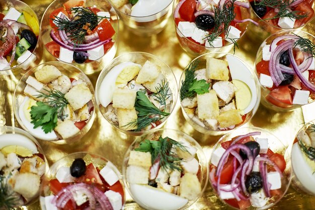 Salade dans des verres