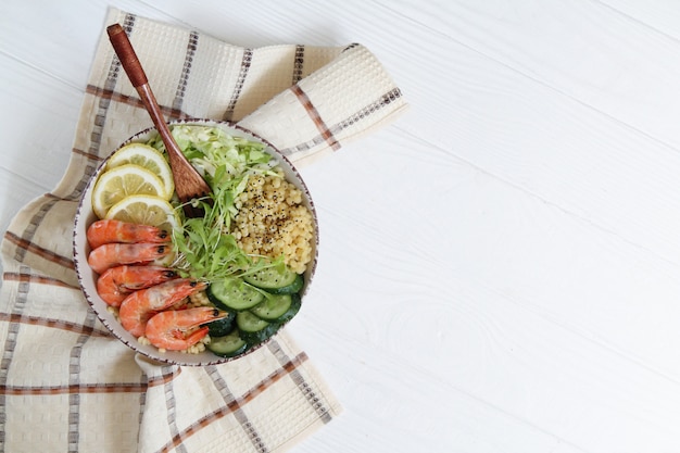 Salade de déjeuner bol sain Bouddha sur table en bois blanc