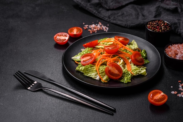 Salade délicieuse de chou chinois aux carottes et aux pommes