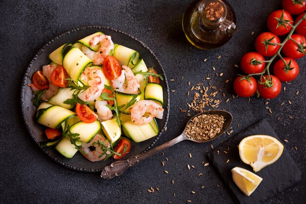 Salade délicieuse de fruits de mer frais aux crevettes et courgettes