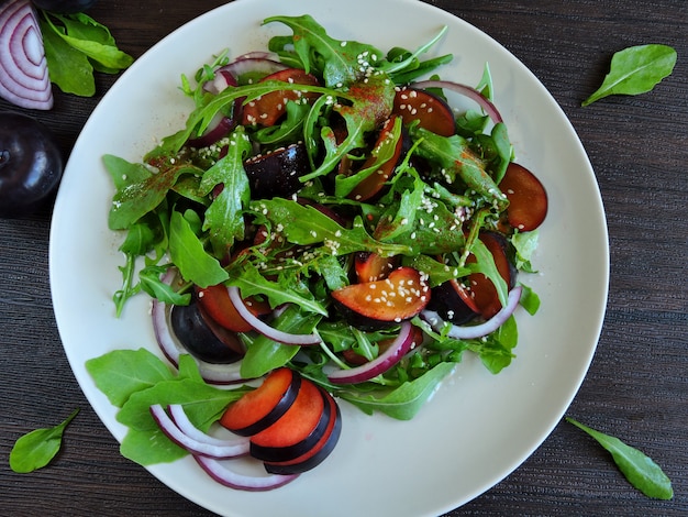 Salade délicieuse et saine aux prunes.