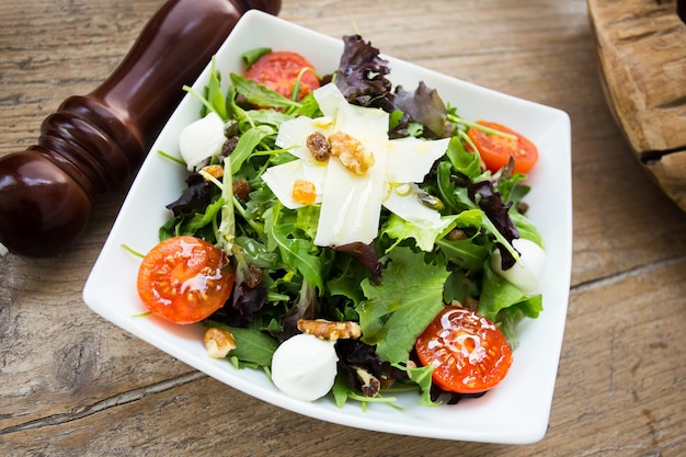 Salade délicieuse et saine avec une variété de fromages et de tomates