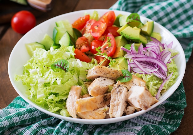 Salade diététique au poulet, avocat, concombre, tomate et chou chinois