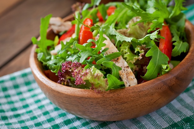 Salade diététique au poulet, roquette et poivron rouge doux