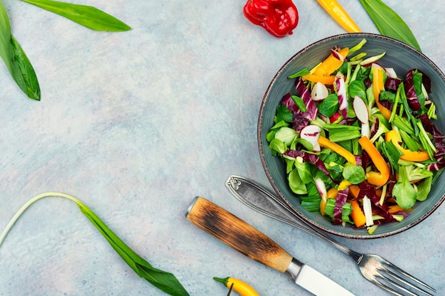 Salade diététique aux feuilles d'ail des ours