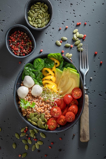 Salade diététique aux légumes huile d'olive et sarrasin