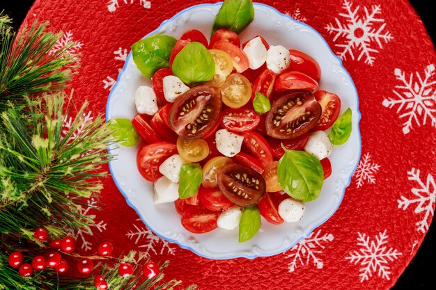 Salade diététique Keto avec décoration pour le dîner de Noël Plat végétarien