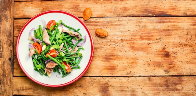 Salade diététique avec langue de veau, asperges, tomates, herbes et amandes.