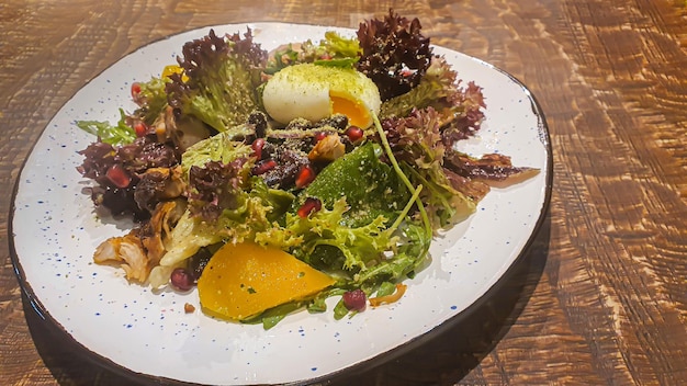 Salade diététique de légumes frais Laitue Oeuf poché Tomates Oignons verts et piments Sauce