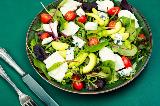 Salade diététique de légumes, laitue verte fraîche et fromage