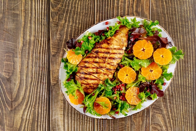 Salade de dinde grillée et légumes sur table en bois