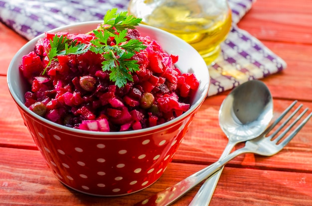 Salade de divers légumes cuits - vinaigrette dans l'assiette