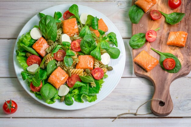 Photo salade avec du saumon et des légumes frais