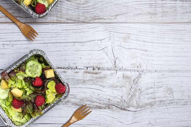 Salade à emporter végétalienne saine dans un contenant en aluminium ou livraison de nourriture