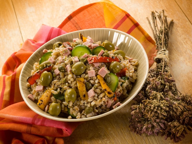 Salade d'épeautre aux légumes et jambon