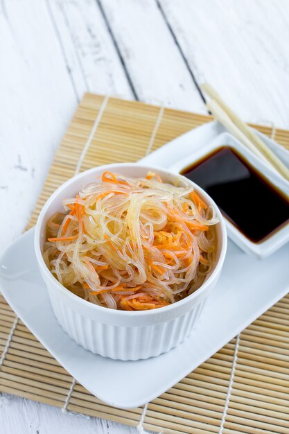 Salade épicée asiatique de nouilles de verre ou de funchoza aux carottes