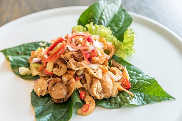 Salade épicée au poisson croustillant