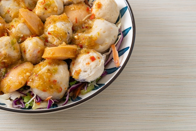 Salade épicée aux boulettes de viande et aux boulettes de poisson - style d'aliments sains