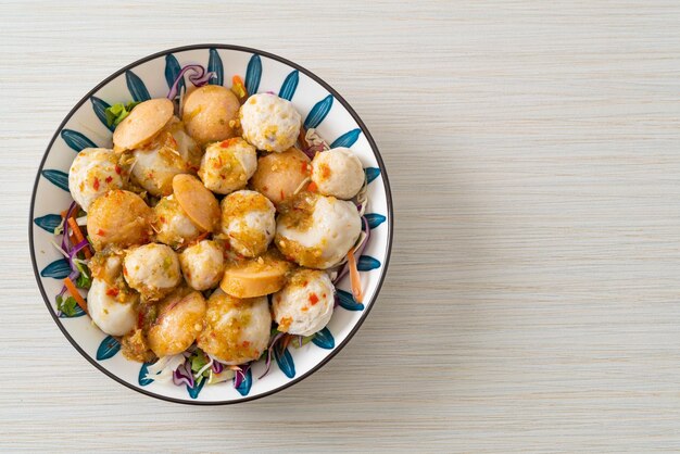 Salade épicée aux boulettes de viande et aux boulettes de poisson - style d'aliments sains