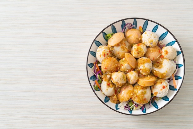 Salade épicée aux boulettes de viande et boulettes de poisson